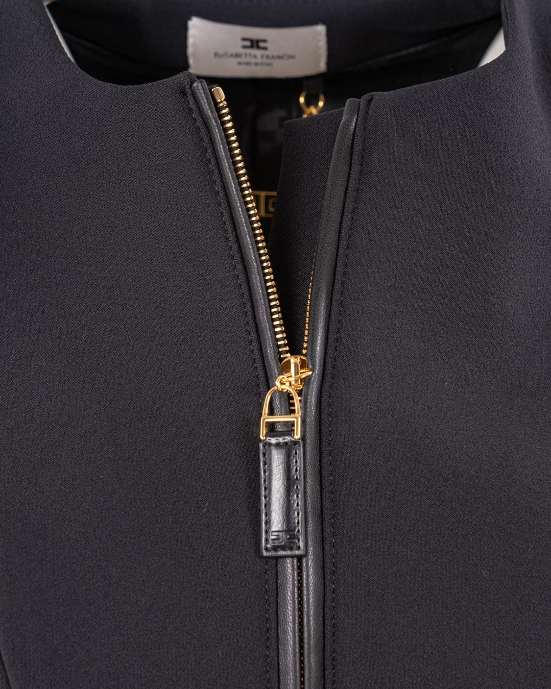 shop ELISABETTA FRANCHI  Giacca: Elisabetta Franchi giacca in doppio crêpe con dettagli zip.
Spalline imbottite.
Fodera in raso monogram.
Zip con tirazip.
Dettagli in materiale sintetico effetto pelle.
Chiusura con zip.
Vestibilità slim.
Composizione: 96%Poliestere 04%Elastane.
Made in Italy.. GI17356E2-110 number 2883989